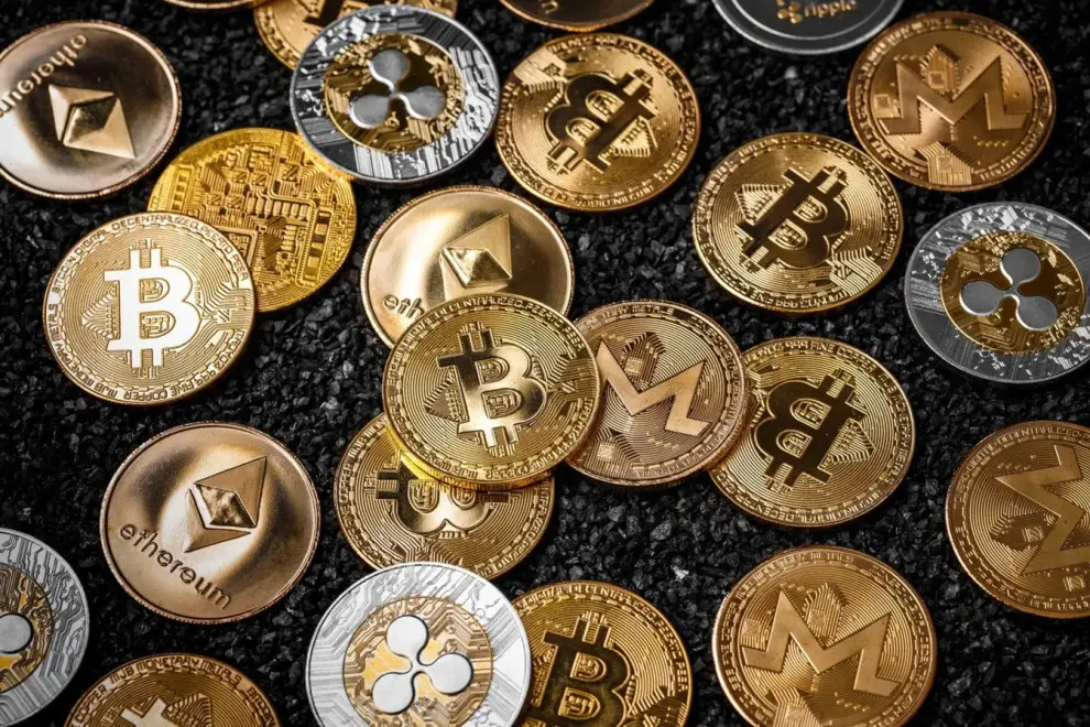 1. बिटकॉइन (BTC): एक और क्रिप्टोकरेंसी का उपयोग करें